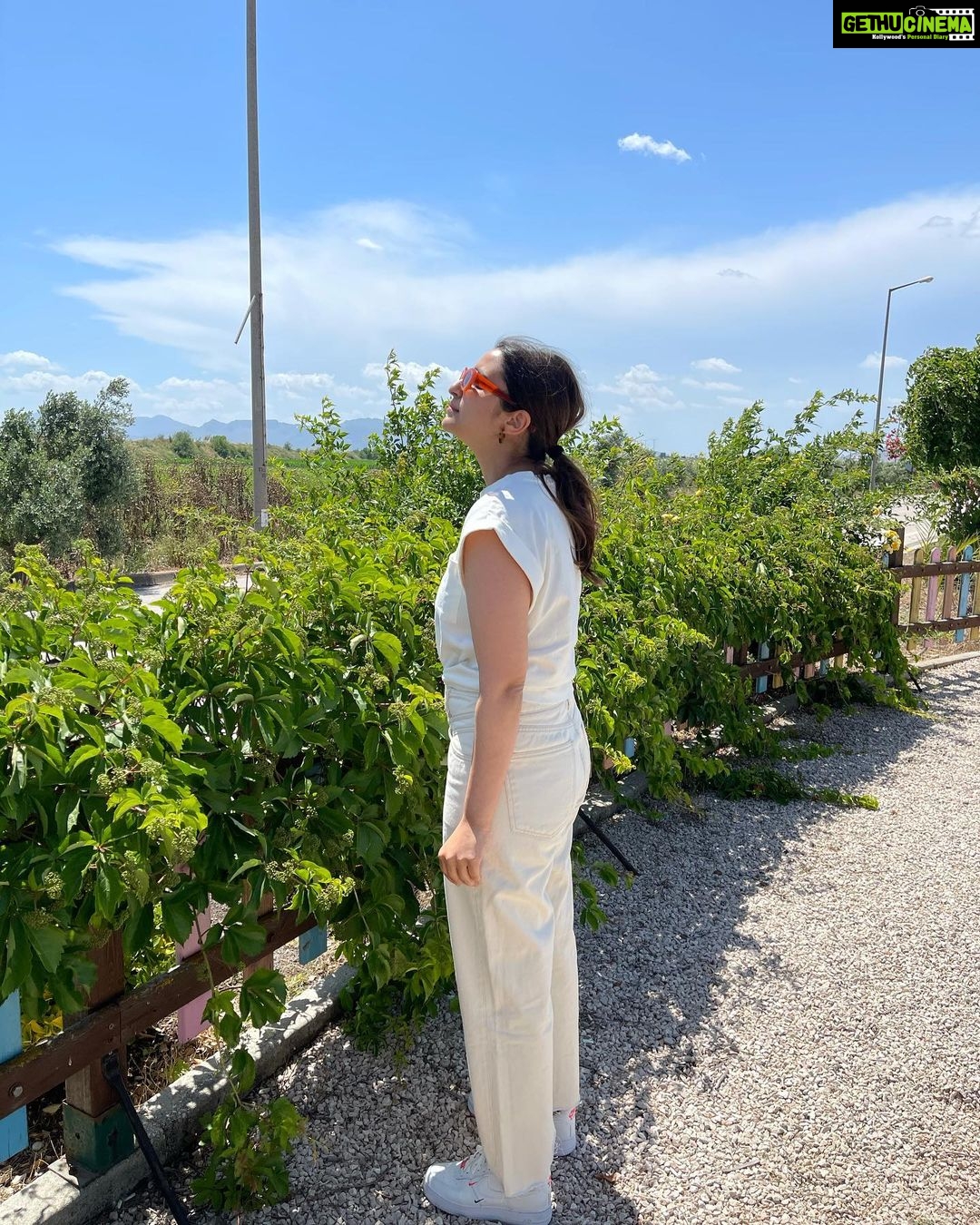 Parineeti Chopra Instagram - After a long time, I am looking up and forward into the future. You guys gave me that. Thankyou🙏🌼 #SandeepAurPinkyFaraar #TheGirlOnTheTrain #Saina Turkey