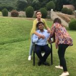 Parineeti Chopra Instagram - Tickling him he hates it 😂😂😂 @iamjohnnylever #GolmaalAgain Ramoji Film City