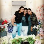 Parineeti Chopra Instagram - Happppy bday Gohar!!! What would I do without you ❤️You are the reason I have good hair days everyday!! And you're also my mom in Mumbai hahaha love you!! 💇🎂🎀 @gohar__shaikh @artinayar #Hairdresser #Team Mumbai, Maharashtra