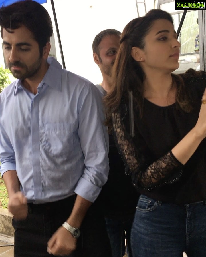 Parineeti Chopra Instagram - Behind the scenes!!! My musical parter for life and me - dancing when its raining between shots!! Hahaha love you @ayushmannk ❤️❤️ #MeriPyaariBindu Marine Drive Mumbai