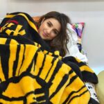 Parineeti Chopra Instagram - Its coldddd but my Lion King blanket keeps me warmmm ❄️☃️☀️ #NightShoot