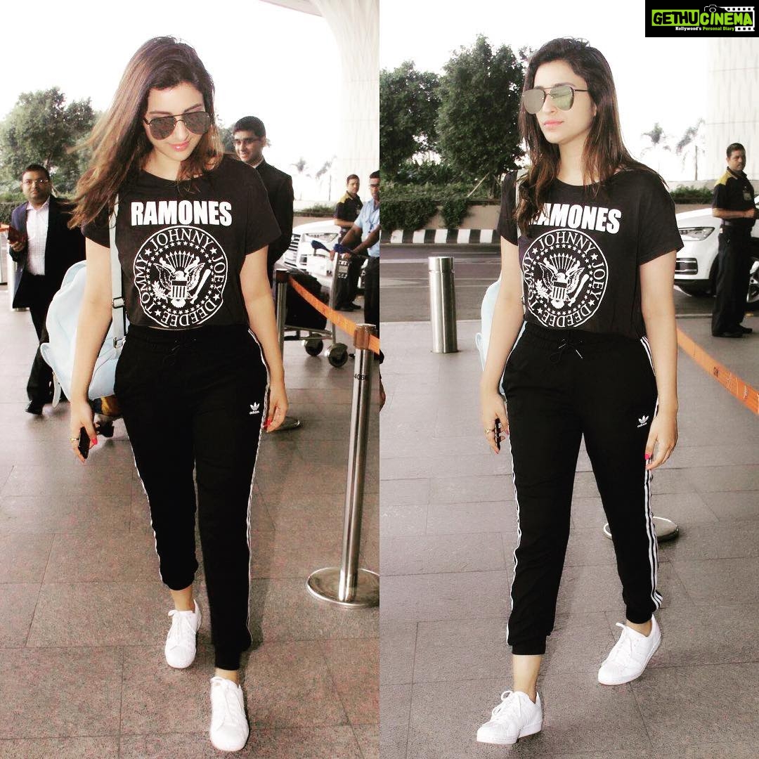 Parineeti Chopra Instagram - I love walking pictures!! Haha ❤️ #TrackpantsForLife #AlsoSneakersForLife