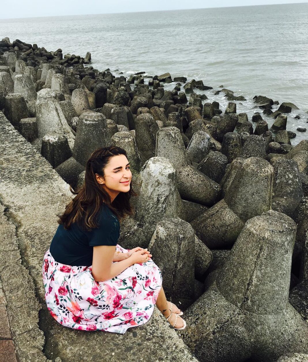 Parineeti Chopra Instagram - The ocean makes me happpppyyy! And How beautiful is our city!! #MumbaiMeriJaan #WaterBaby #MeriPyaariBindu