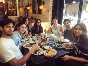 Parineeti Chopra Instagram - Bye bye flat stomachs!! We are POUNDING PANCAKES!!! 2 weeks of dancing at our tour, WE DESERVE THIS!!! 🍔🍟🍕🍦🌟❤️🌟 #celebrations #cheatday #dreamteam @aliaabhatt @s1dofficial @varundvn @shaheenb #Kat #Adi