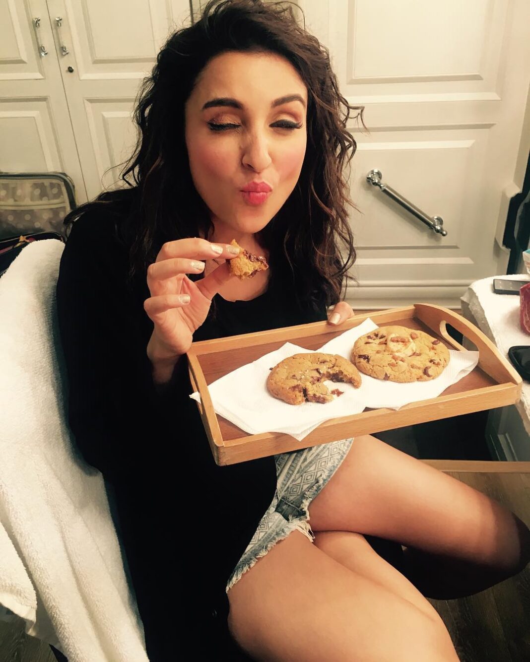 Parineeti Chopra Instagram - Cheat day!!! Coookiessss cmonn #bliss