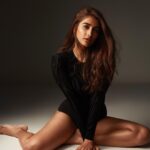 Pooja Hegde Instagram - Leotard Love 🎩🪄 @rahuljhangiani @tanghavri @kajol_mulani @suhasshinde1