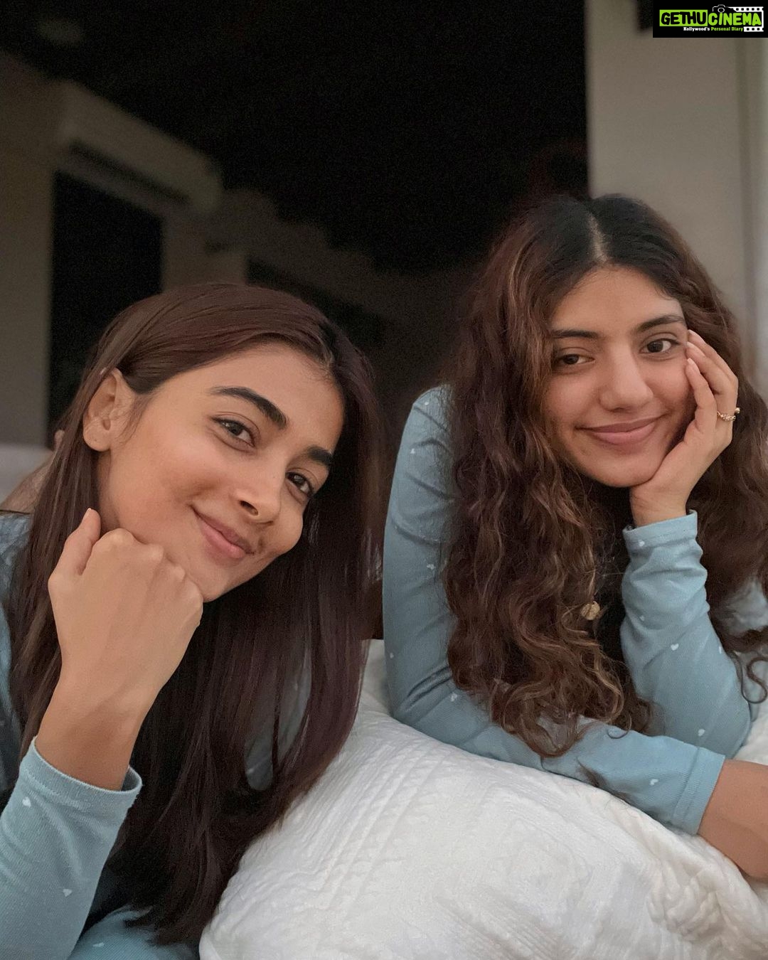 Pooja Hegde Instagram - Twinning with the pup 👭🏻😍 #familytime #pajamagirls