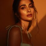 Pooja Hegde Instagram - Golden girl ☀️☺️ @rahuljhangiani @tanghavri @kajol_mulani @suhasshinde1