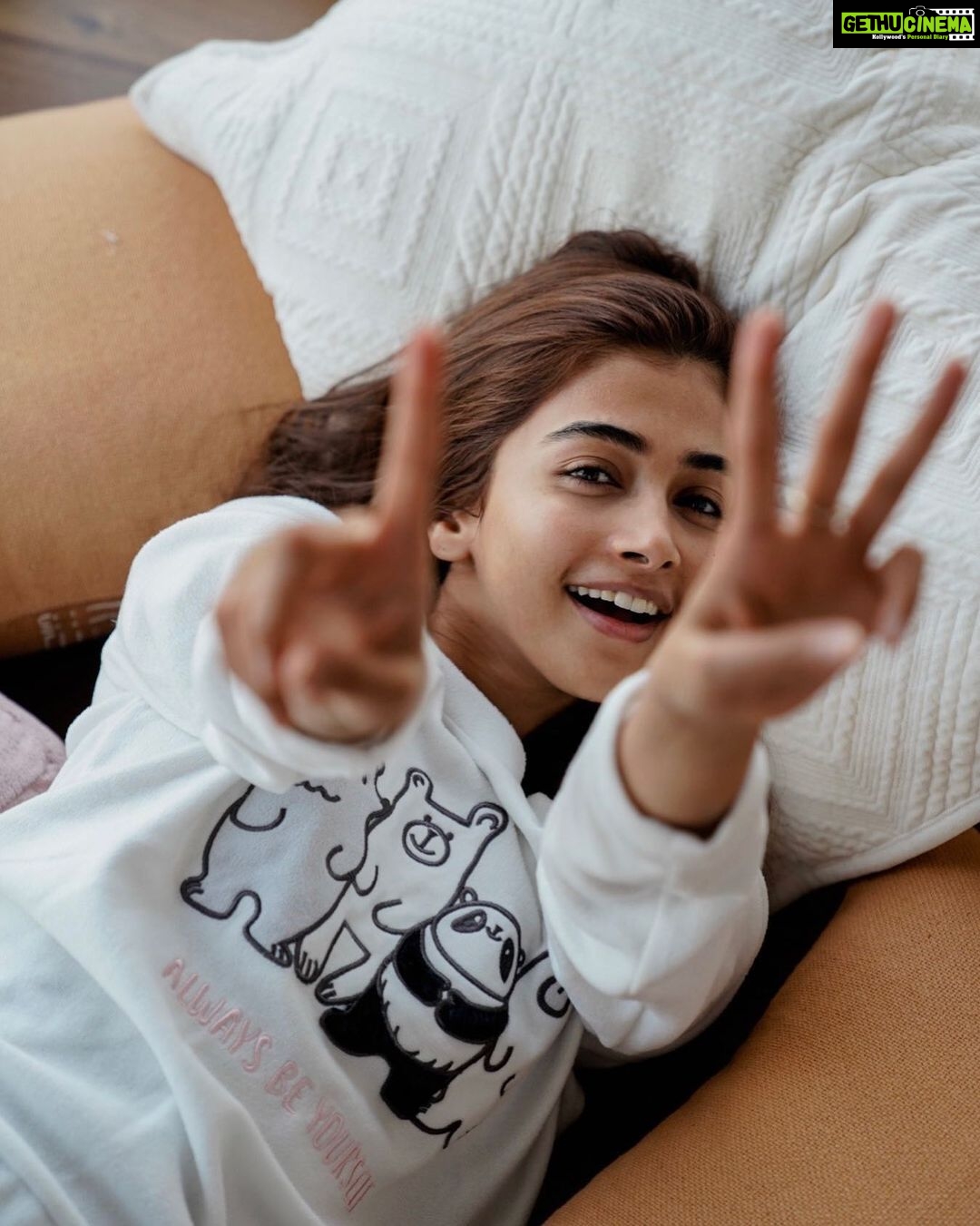Pooja Hegde Instagram - 13 MILLION!!!! Aahhhh... Thank you my louuuuuvveeelies 🥰 sending all of you big squishy hugs 🤗 muahhhh