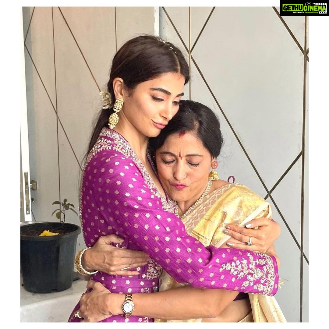 Pooja Hegde Instagram - Hey mom,can’t express how much you mean to me, I wish I was a poet or something, that way I could at least try to put it in words...but I’m not..so I’m just gonna do my best to make you FEEL loved instead. Happy Birthday Mom 😍hope to make you proud of me and fulfil ALL your dreams ❤️