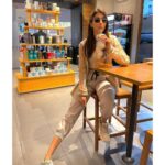 Pooja Hegde Instagram - Delayed flight makes space for a quick lemonade run 🥤🤪 #glasshalffullkindagirl #timemanagement101 ✔️