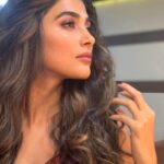 Pooja Hegde Instagram - A candid BTS and a bear claw 😌 #songshoot #guessthesong