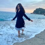 Pooja Hegde Instagram - The water was cold, the breeze was cold...but the feeling it gave was one of warmth...It doesn’t add up, but then again, I was never good at math 🤷🏻‍♀️❤️ #mattersoftheheart #magic Malpasso Beach