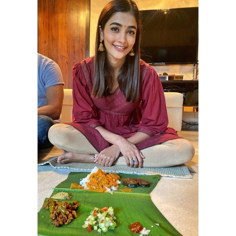 Pooja Hegde Instagram - Yummy Banana leaf lunch prepared by mum on occasion of Gokul Ashtami served and feasted on by yours truly 🙋🏻‍♀️☺️ Thank u mommie ❤️#FitWithAnAppetite #familyiseverything #festivaltime