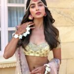 Pooja Hegde Instagram – शान से 😉 #bts #housefull4 #sangeetoutfit  #jaisalmer