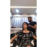 Pooja Hegde Instagram - Happy Birthday @suhasshinde1 ... after 4 years of doing my hair almost everyday , here’s a video of you doing my hair for the millionth time...2 hours of hair time for my Rajkumari look in #Housefull4, in 35 seconds (coz I got no patience)✌🏼 #thodajaldikarona #glamsquad