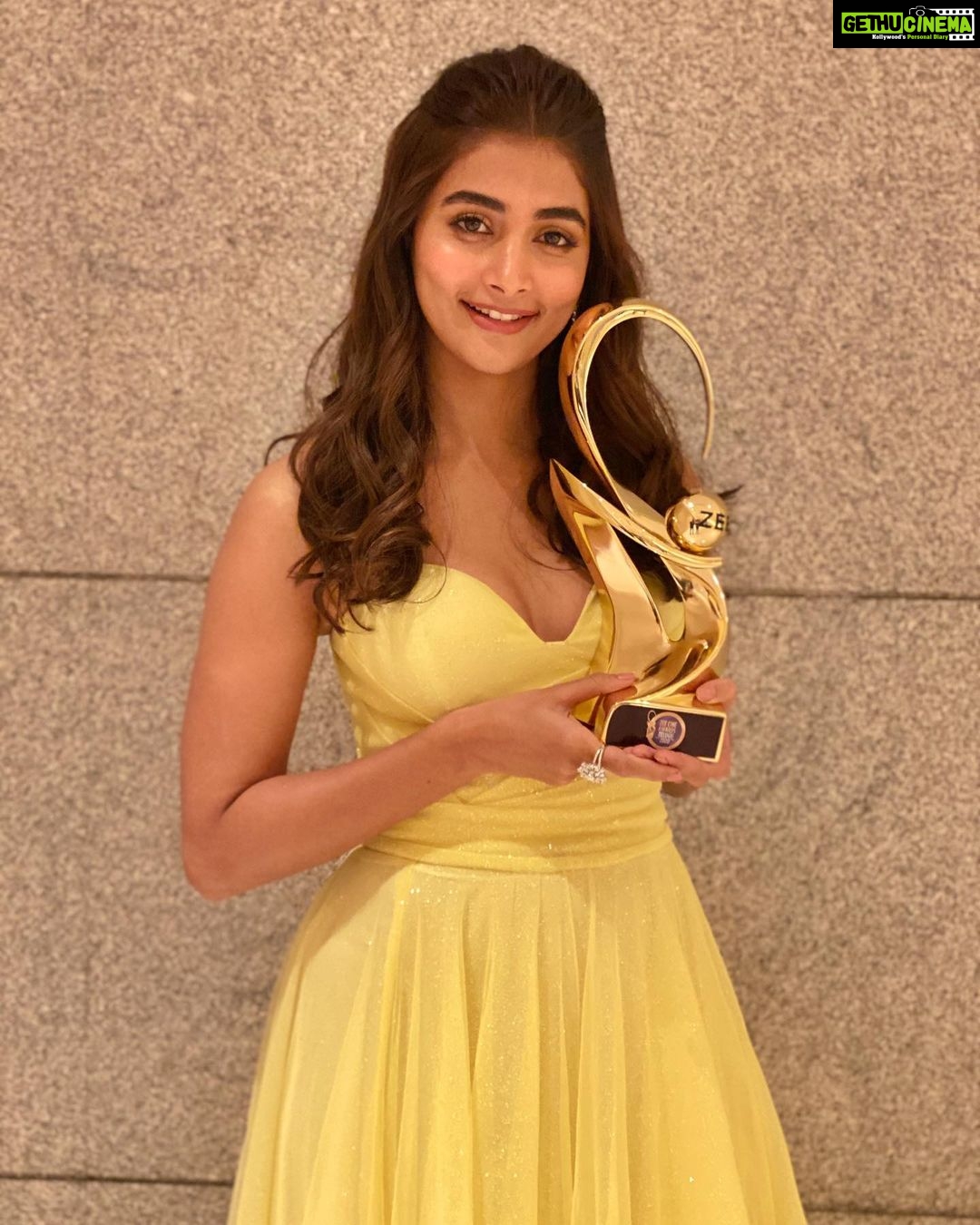 Pooja Hegde Instagram - Thank you Zee Awards but mostly thank you to my fans...”Popular Choice”, “Favourite actor”...these are titles that are possible because of the love you’ll give me..u go out there, buy the tickets and watch my films, YOU make me popular. Thank you for the undying love, the support, for standing up for me and by my side....hope to make u’ll even more proud in 2020 😘😘😘 @zeecineawards