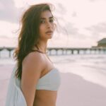 Pooja Hegde Instagram - Brave, Free & as Wild as the Sea… #gypsiesoul #sunset @huvafenfushi_maldives @coastalinofficial Huvafen Fushi Maldives