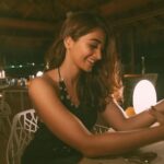 Pooja Hegde Instagram – The mood’s been set for dinner tonight 🙃🙂

@huvafenfushi_maldives @coastalinofficial Huvafen Fushi Maldives