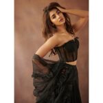 Pooja Hegde Instagram - अंगड़ाई 😉 #juststretching @shehlaakhan @weddingvows.in @thehouseofpixels @kajol_mulani @suhasshinde1 @spacemuffin27 @mulk.restaurant @raindropalterego @nadiiaamalik