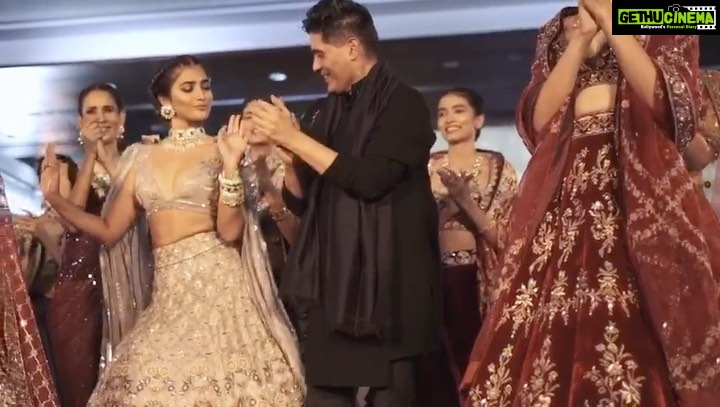 Pooja Hegde Instagram - Elegance, Drama and dance, this show had everything.. and as you can see, I had ALOT of fun...It was an honour to walk for you @manishmalhotra05 ❤️ Here’s to many more 🥂☺️