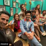 Pooja Hegde Instagram - It’s Housefull at The Kapil Sharma Show 🥳🥳🥳 #Repost @riteishd ・・・ The #HouseFull4 Cast at #thekapilsharmashow @akshaykumar @iambobbydeol @kritisanon @hegdepooja @kriti.kharbanda @chunkypanday @kapilsharma