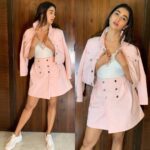 Pooja Hegde Instagram - Can we make casual Monday’s a thing please? 🙂 #onceuponatimeinhollywood #denimgirl