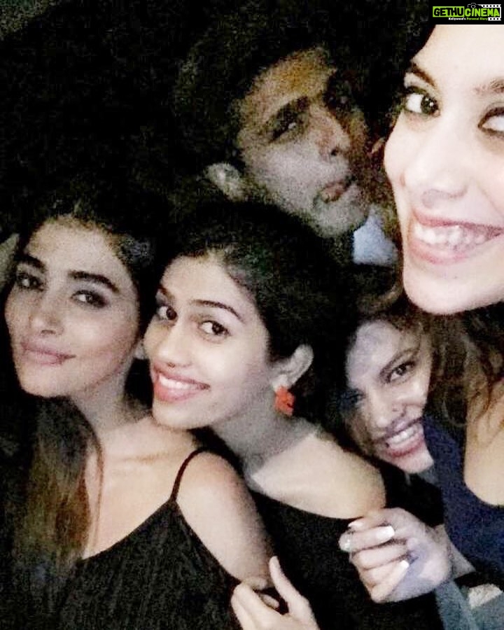 Pooja Hegde Instagram - My friends,my besties,my biggest cheerleaders,my lifelines...Happy Friendship day ❤️ You’ll keep me sanely insane and I love you for that 🤪😘 If I could put a kala tikka on our friendship I would..taaki Nazar na lage Hume ⚫️ 😂 Love you’ll 😘 #schoolfriends #happyfriendshipday #friendslikefamily