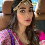 Pooja Hegde Instagram – Selfie taking is serious business 📱📸 Make up and hair by meeee 😃😂 Outfit courtesy- Mommie’s bank of kanjeevaram sarees ❤️ @latamhegde #carselfie #indianwedding #prettyinpink