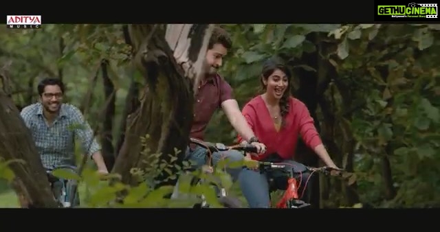 Pooja Hegde Instagram - Capturing all the small moments of life..Choti Choti Baatein ❤️ #Maharshi