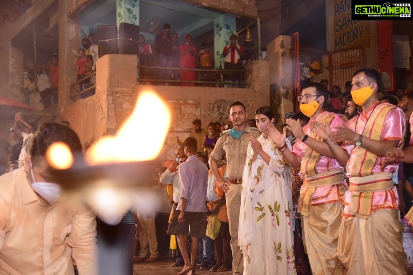 Pooja Hegde Instagram - Seeking blessings for the back to back releases coming up and expressing my gratitude to Goddess Ganga and Lord Shiva for all they’ve given me so far. What a beautiful aarti it was. Side note- Finally can sing “Khaike Paan Banaras wala” with full conviction 😂 The 3rd picture is proof. #wheninbanaras #varanasi #ॐ_नमः_शिवाय Varanasi - काशी - बनारस