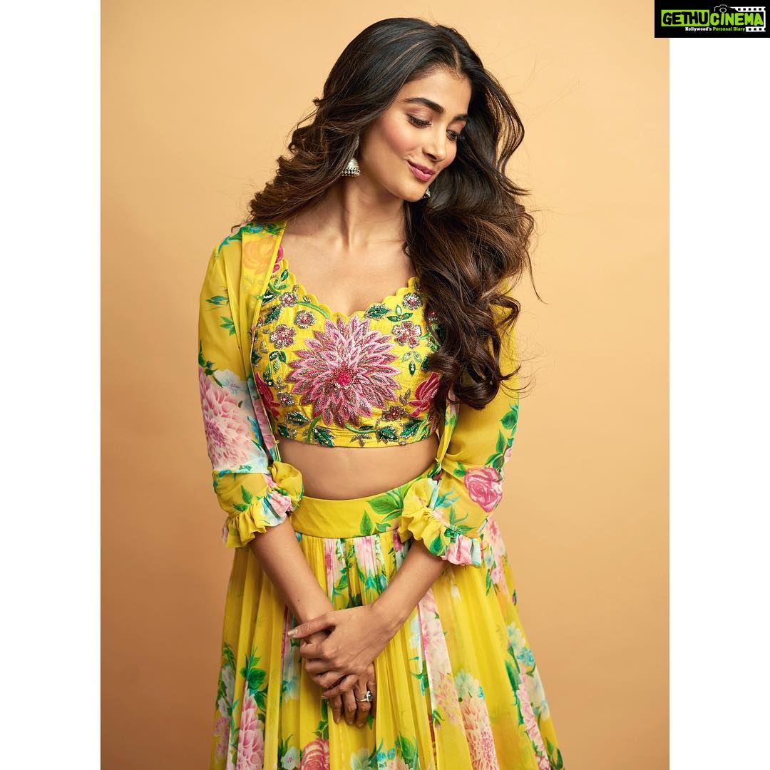 Pooja Hegde Instagram - 💐💐💐 #Maharshi @mrunaliniraodesign @kaluvabynk @neeraja.kona @kajol_mulani @suhasshinde1 @akshay.rao.photography