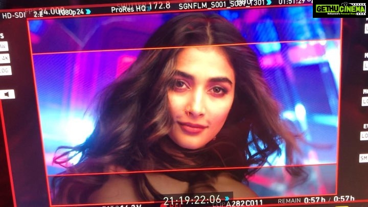 Pooja Hegde Instagram - Hair flips can be pretty challenging 😂 Here’s a behind the scenes of #everestanchuna for you’ll 😁#Maharshi #bts #trytrytryagain #notaseasyasitlooks