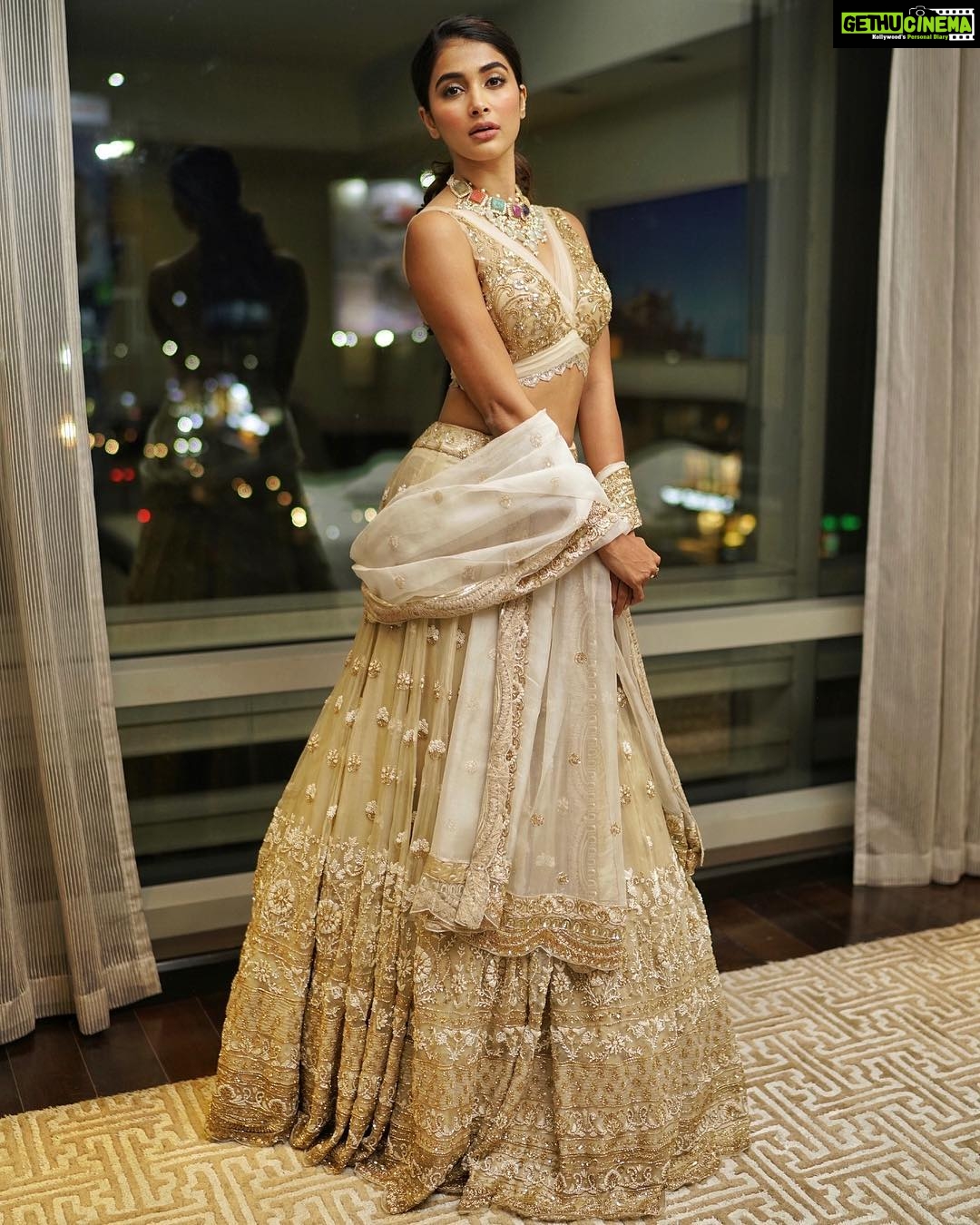 Pooja Hegde Instagram - Poised.Dignified.Strong ❤️ #ThingsILearnedFromMyMother #maharshiprereleaseevent #maharshi @jade_bymk @raniwala1881 @tanghavri @kajol_mulani @suhasshinde1 @1.10.92