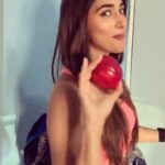 Pooja Hegde Instagram - Apples are my favourite nutrition source. With Washington Apples, I can enjoy Apples all year round where ever I am shooting. Love the taste. Love the Crunch. #WashingtonApplesIndia #ThecrunchIndiaLoves
