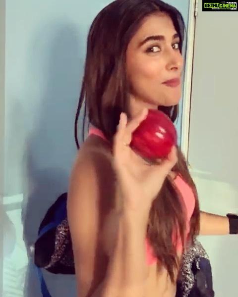 Pooja Hegde Instagram - Apples are my favourite nutrition source. With Washington Apples, I can enjoy Apples all year round where ever I am shooting. Love the taste. Love the Crunch. #WashingtonApplesIndia #ThecrunchIndiaLoves