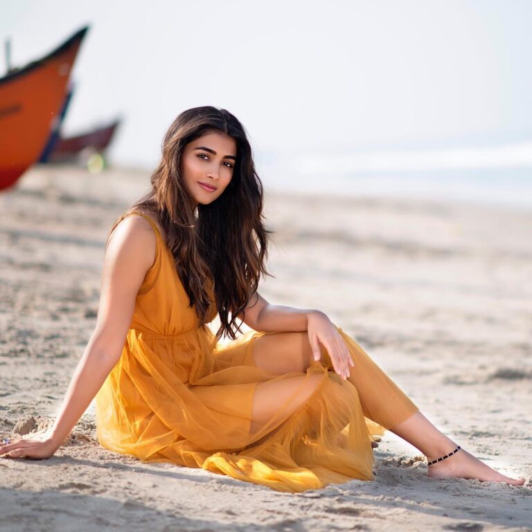 Pooja Hegde Instagram - I’m a “toes in the sand” kinda girl ☺️☀️🏝 #smallpleasures