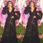 Pooja Hegde Instagram - ..and hair flippppp... @manishmalhotra05 @kajol_mulani #blackswan