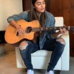Pooja Hegde Instagram - When you just start learning to play the guitar and your mom makes you entertain her,this is what you get..😂 Hope u enjoy one of my fav songs, “Terrified” by Kara DioGuardi,my mom certainly enjoyed it,then again...she’s genetically coded to 🤷🏻‍♀️😂🎵🎸 #practicepracticepractice #jukebox #jhamures🐒