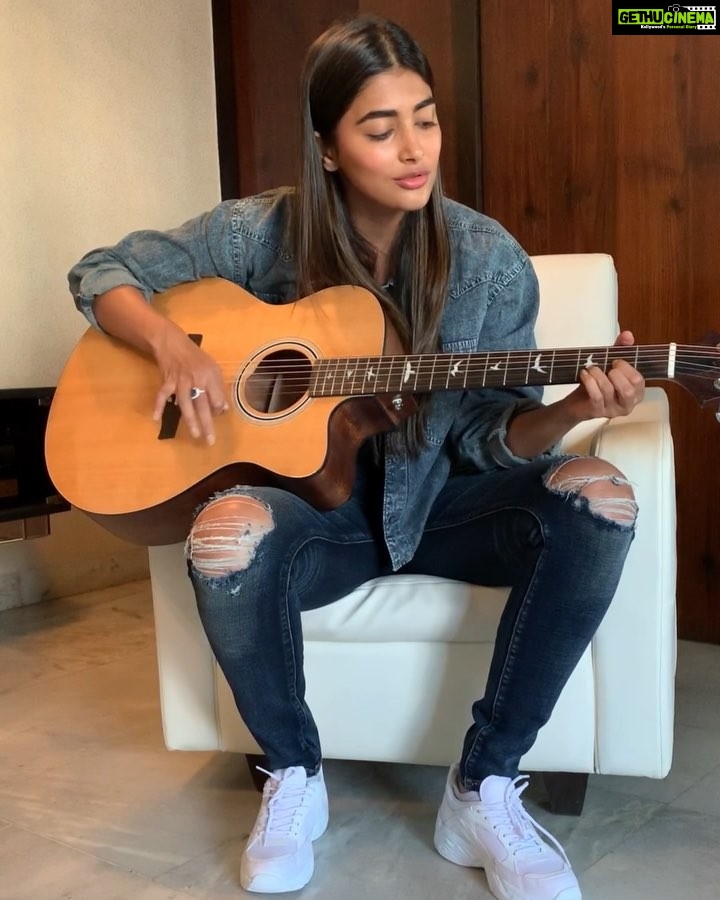 Pooja Hegde Instagram - When you just start learning to play the guitar and your mom makes you entertain her,this is what you get..😂 Hope u enjoy one of my fav songs, “Terrified” by Kara DioGuardi,my mom certainly enjoyed it,then again...she’s genetically coded to 🤷🏻♀️😂🎵🎸 #practicepracticepractice #jukebox #jhamures🐒
