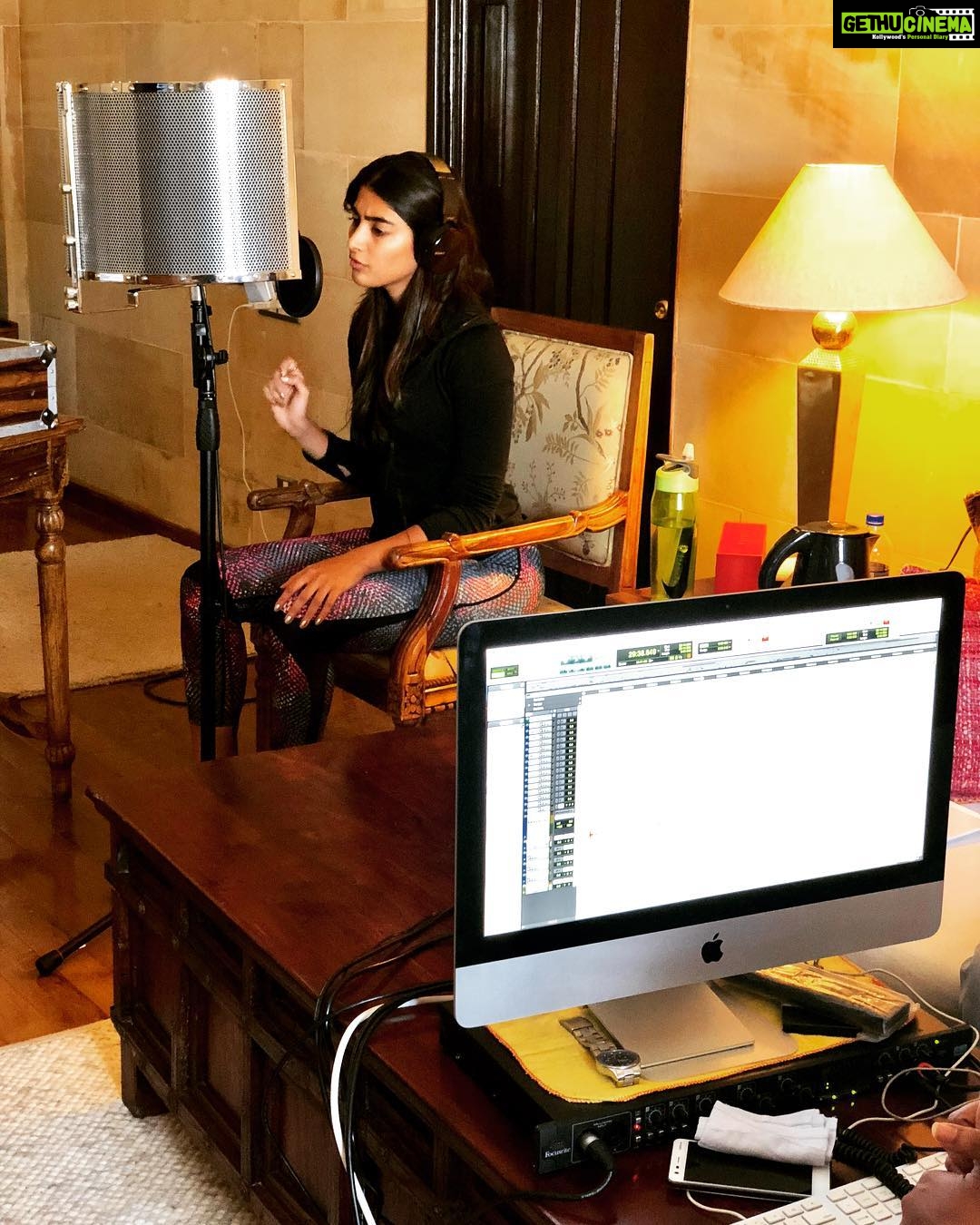 Pooja Hegde Instagram - Turned my hotel room in Jaisalmer into a dubbing studio in order to be able to dub for #aravindhasametha (in time for its release) and shoot Housefull 4 at the same time 😊 Crazy times,but so much fun ❤️ I guess everything is possible if you work hard and enjoy what u are doing😃 #timemanagement #burningthemidnightoil #telugudubbing