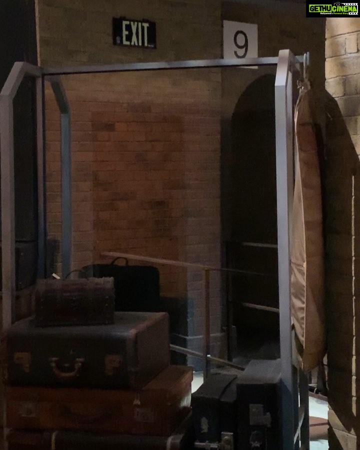 Pooja Hegde Instagram - Made my way through Platform 9 and 3/4..see you in Hogwarts (thatβs if u got ur letter) ππ»ππ#hogwarts #potterhead #magic #gonnabeawitch P.S- FYI,The poor waving muggles after me didnβt make it through ππ€·π»ββοΈ Hogwarts Express from Kings Cross Station - Universal Studios Florida