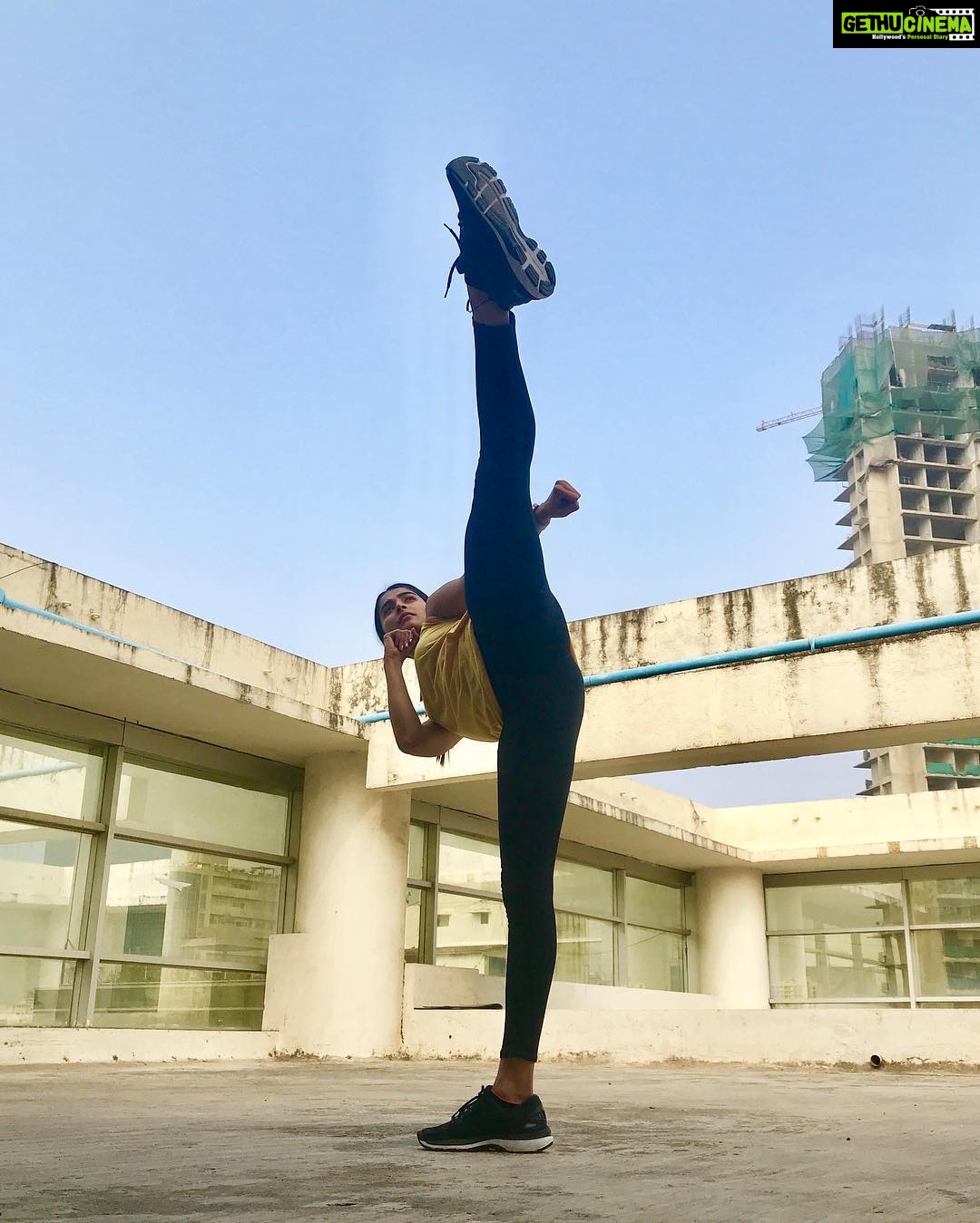 Pooja Hegde Instagram - Reaching for the stars....Nothing less 😉🌟🌟🌟🌟 #split #NinjaDiaries @rakeshyadav13