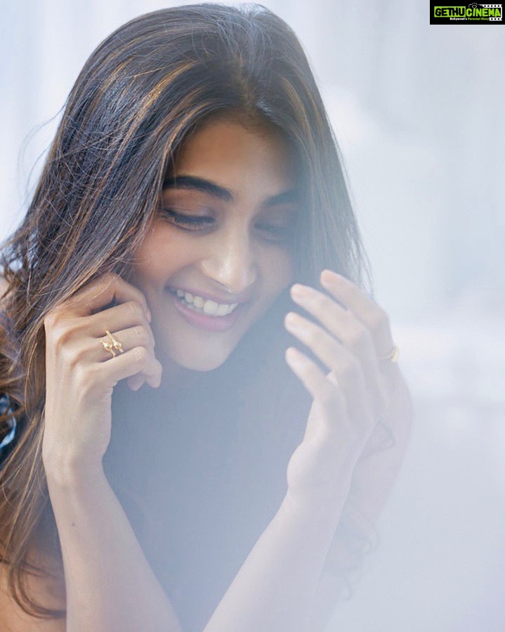 Pooja Hegde Instagram - Everything can seem hazy sometimes...But feelings,feelings are ALWAYS real..Let them shine through❤️🙂 #smilethrough 📸-@colstonjulian