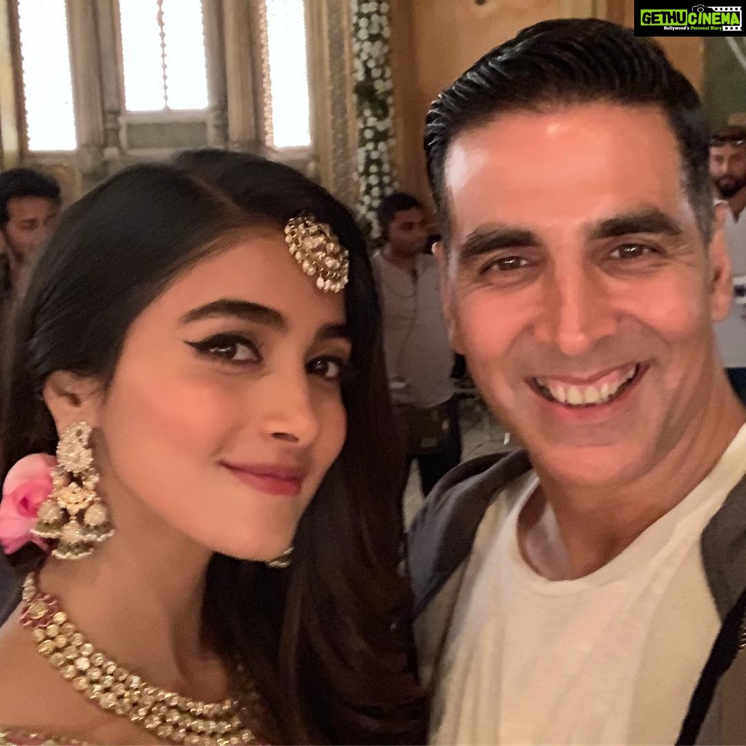Pooja Hegde Instagram - It has been crazy fun shooting with this comedy genius @akshaykumar sir...the child like qualities,the improvisations of scenes,the martial arts..and also,the biggest lesson being,never ever play a game with Akshay Kumar coz he ALWAYS wins 🤷🏻♀️🤕 (except for those 2 epic but rare,Ludo games which I won 😜😂💃🏻) haha #Housefull4 #comedyclub #fun #fittestpersonever