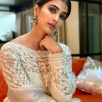 Pooja Hegde Instagram – For the love of WHITE 😉❤️ @jade_bymk @jet_gems @eshaamiin1 Hair and make up by the very talented,ME!🙋🏻‍♀️ (hey! It’s all about self love right?!) #hiddentalents #indiangirl  #shotoniphonexsmax