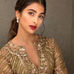 Pooja Hegde Instagram – ”I’ve never seen Elegance go out of style” 😉✨ #wordstoliveby #simpleandclean #aravindhasamethasuccessmeet