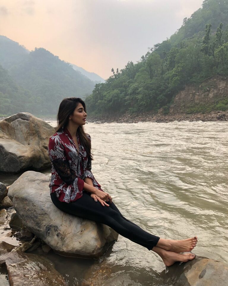 Pooja Hegde Instagram - Some moments you just can’t get enough of..so you satisfy yourself by taking a picture,carry it in ur heart and then relive it again later.. #onesuchmoment #beauty #cantgetenough #freezingtime Uttarakhand