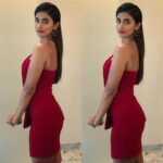 Pooja Hegde Instagram - 🔥🔥 #redhot #mirrorimage