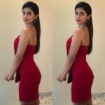 Pooja Hegde Instagram – 🔥🔥 #redhot #mirrorimage